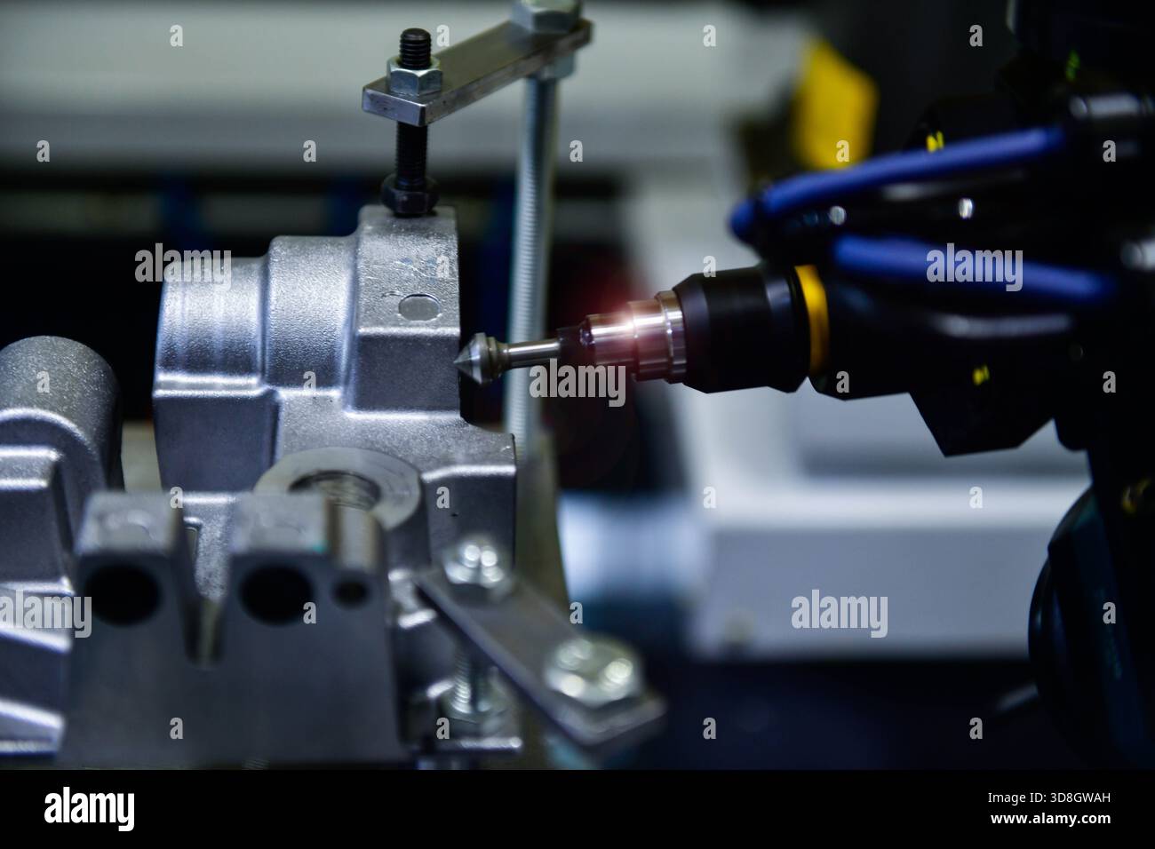 Fresatrice CNC ad asse rotante durante la sbavatura delle parti del motore, piano industriale pesante Foto Stock