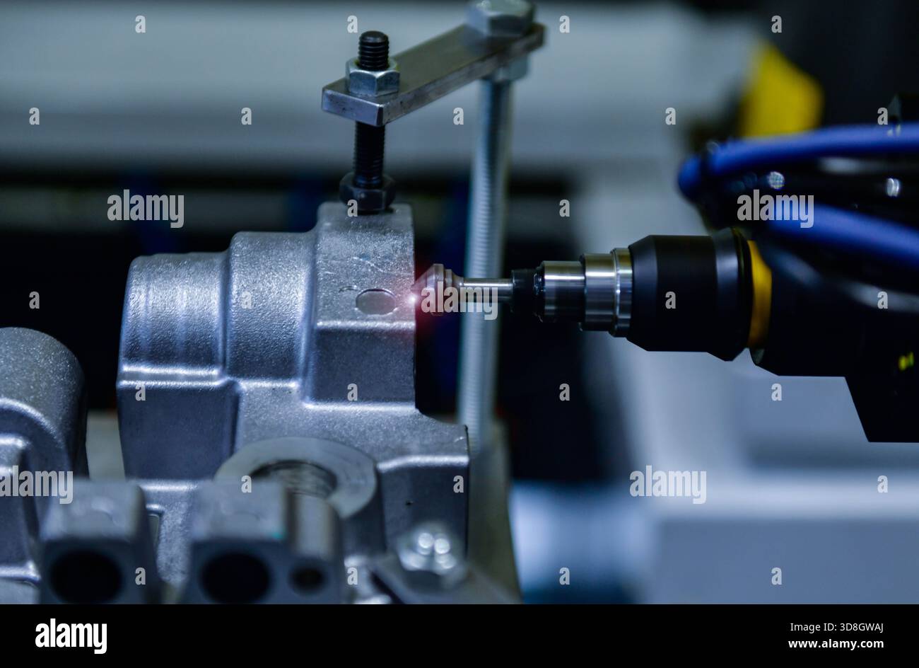 Fresatrice CNC ad asse rotante durante la sbavatura delle parti del motore, piano industriale pesante Foto Stock