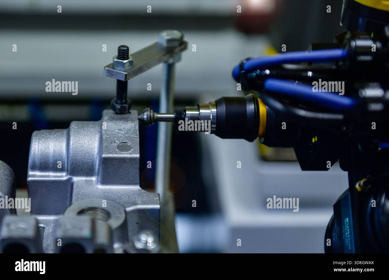 Fresatrice CNC ad asse rotante durante la sbavatura delle parti del motore, piano industriale pesante Foto Stock