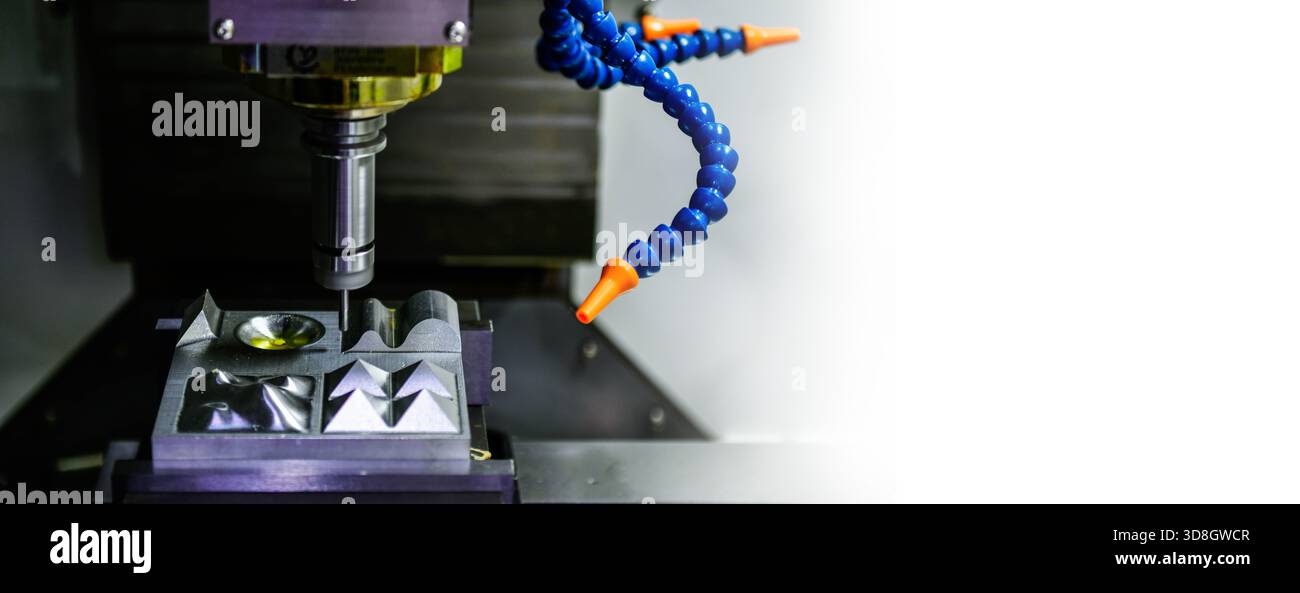 Utensile da taglio mandrino fresatrice CNC a 5 assi rotante durante la sbavatura delle parti del motore, piano industriale pesante Foto Stock