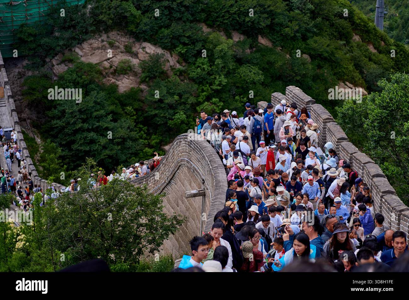 Un sacco di visitatori nazionali che fanno un'escursione alla grande Muraglia da Badaling, una semplice gita di un giorno da Pechino Foto Stock