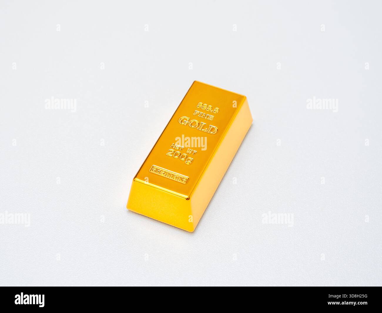 Barra d'oro isolata su sfondo bianco che simboleggia ricchezza, investimenti, sicurezza finanziaria e risorse sicure. Ideale per concetti in metalli preziosi Foto Stock