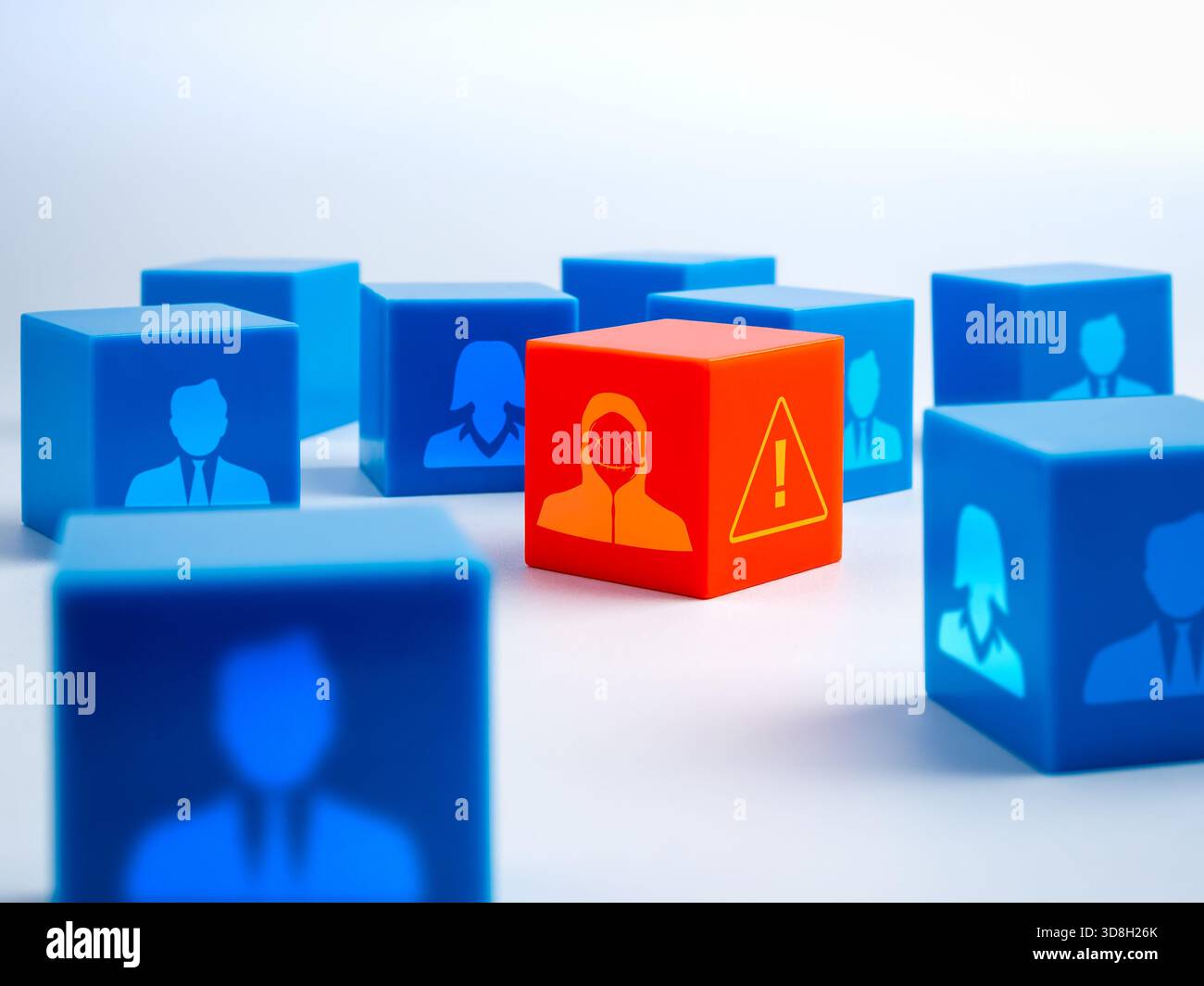 Cubo rosso con l'icona truffatore nascosta tra i blocchi utente blu, simboleggia le minacce informatiche, la consapevolezza della truffa, la frode digitale, il furto di identità, e pericoli nascosti Foto Stock