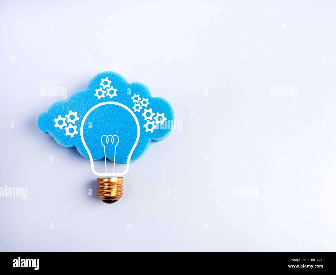 Concetto creativo di cloud e lampadina con icone di ingranaggio sul bianco con spazio, simboleggia il cloud computing intelligente, la gestione dei dati, l'innovazione, l'intelligenza Foto Stock