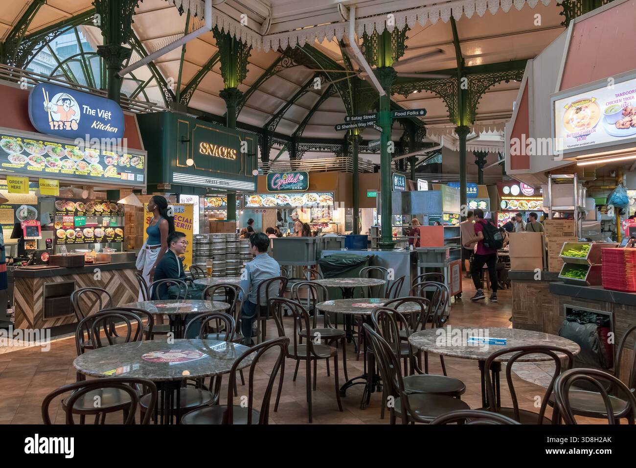 Bancarelle di cibo e persone che mangiano al Lau Pa Sat Hawker Center Telok Ayer Market di Singapore Foto Stock