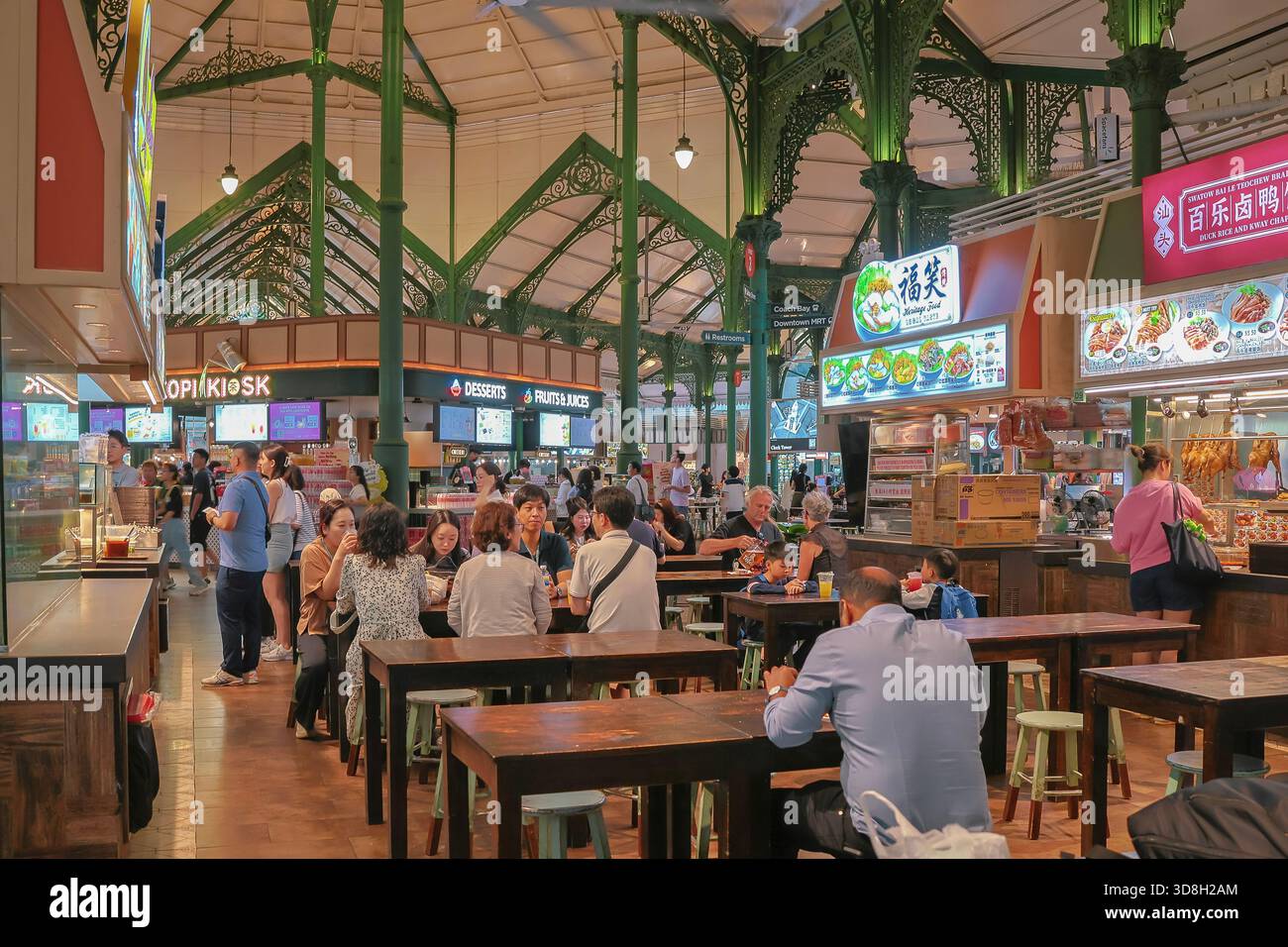 Bancarelle di cibo e persone che mangiano al Lau Pa Sat Hawker Center Telok Ayer Market di Singapore Foto Stock