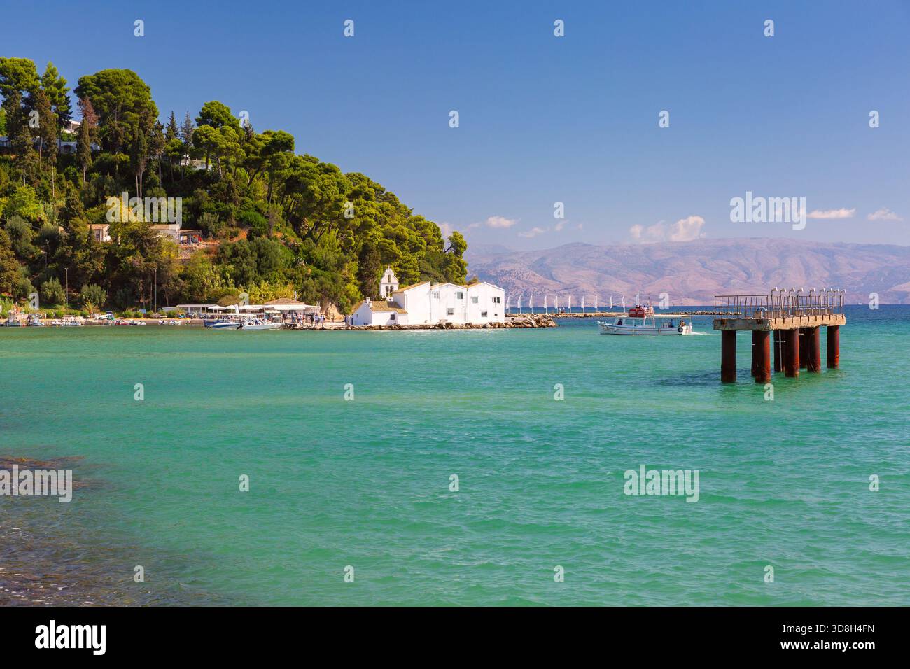 Vista del Monastero di Vlacherna su un piccolo isolotto vicino a Corfù in Grecia durante il giorno di sole Foto Stock