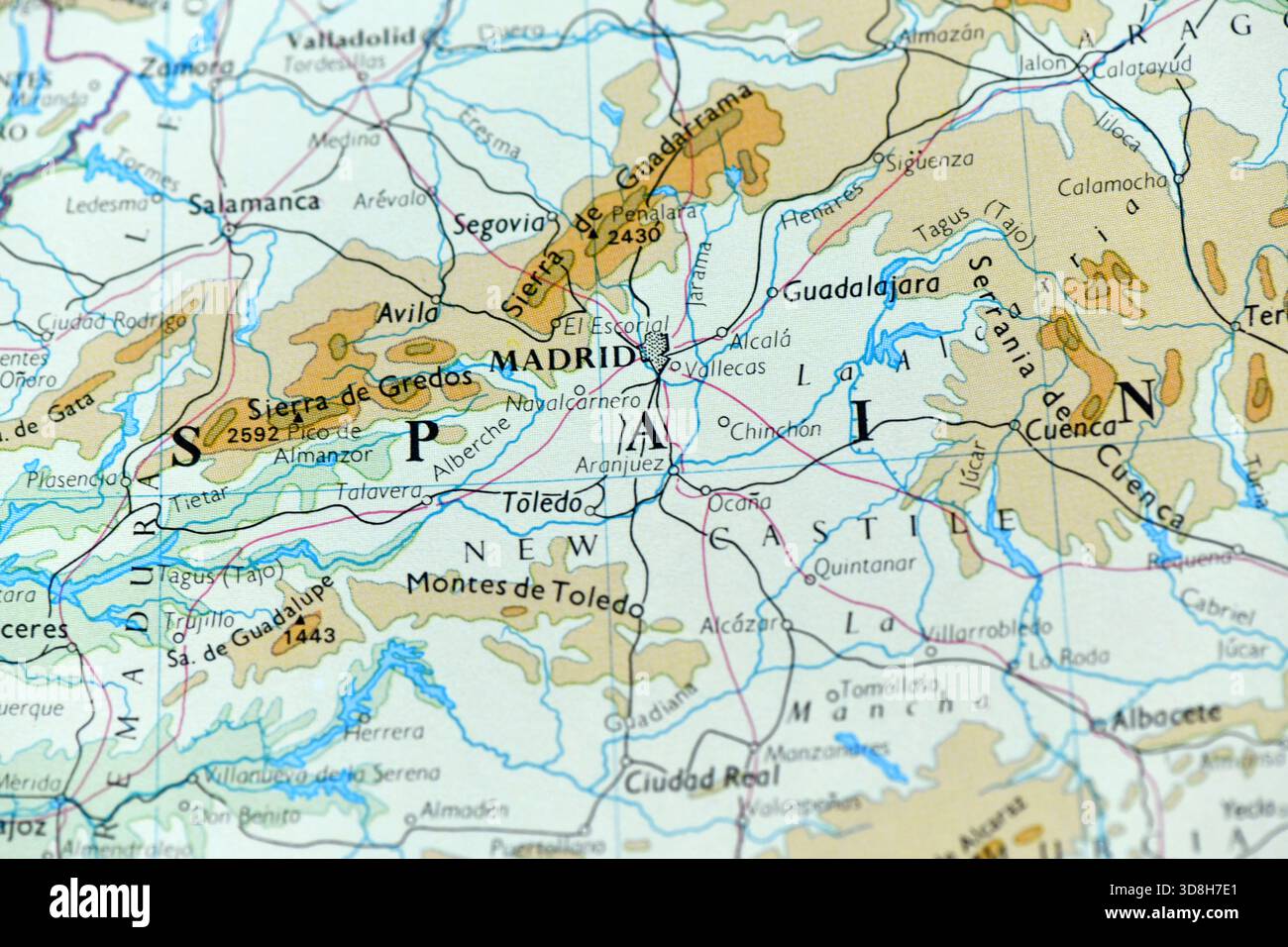 Mappa fisica e politica della Spagna centrale, che mette in evidenza Madrid, Toledo e le catene montuose circostanti come la Sierra de Guadarrama. Foto Stock