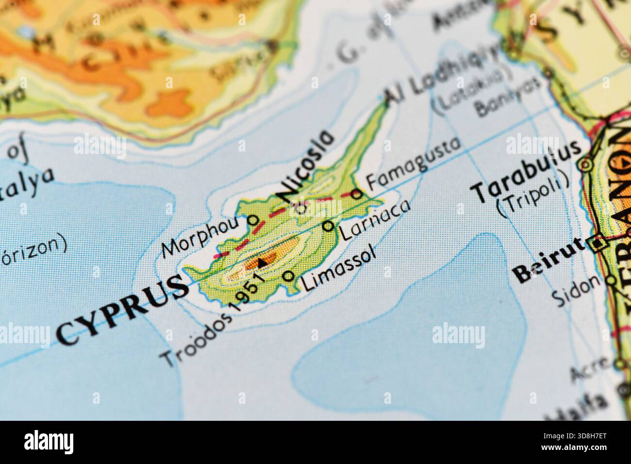Mappa fisica e politica di Cipro da vicino, che evidenzia le principali città come Nicosia e Limassol, e i paesi vicini del Mediterraneo Foto Stock