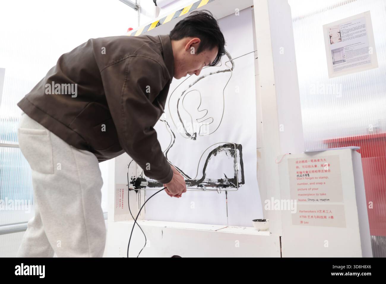 Pechino, Cina. 28 novembre 2025. La prima settimana dell'arte e della tecnologia di Pechino prende il via alla 798 Art zone di Pechino, il 28 novembre 2025. Nella zona dell'arte sono previsti oltre 100 eventi, tra cui forum, musica dal vivo, teatro e danza ai e mostre a tema. Credito: Yang Yuran/China News Service/Alamy Live News Foto Stock