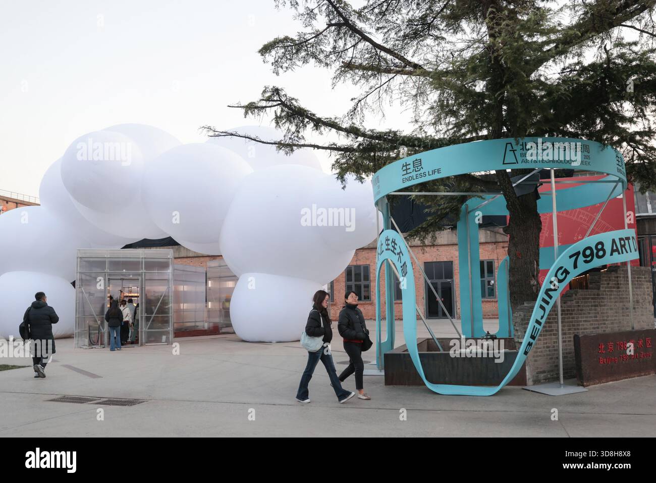 Pechino, Cina. 28 novembre 2025. La prima settimana dell'arte e della tecnologia di Pechino prende il via alla 798 Art zone di Pechino, il 28 novembre 2025. Nella zona dell'arte sono previsti oltre 100 eventi, tra cui forum, musica dal vivo, teatro e danza ai e mostre a tema. Credito: Yang Yuran/China News Service/Alamy Live News Foto Stock