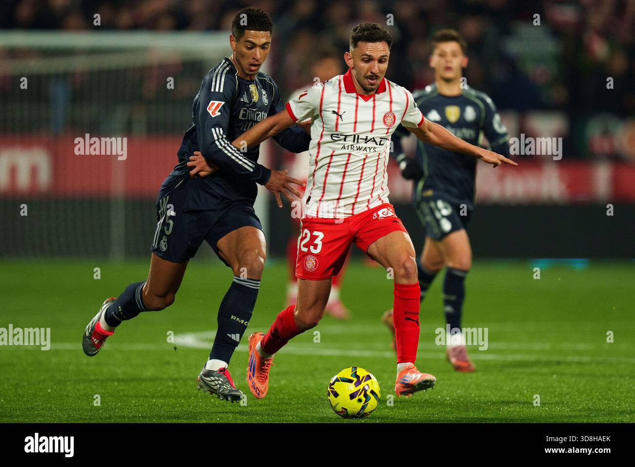 Girona, Spagna. 30 novembre 2025. Jude Bellingham (Real Madrid CF) duelli per il pallone contro Ivan Martin (Girona FC) durante la partita di calcio della Liga tra il Girona FC e il Real Madrid CF, allo stadio Montilivi il 30 novembre 2025 a Girona, Spagna. Foto: Siu Wu credito: dpa/Alamy Live News Foto Stock