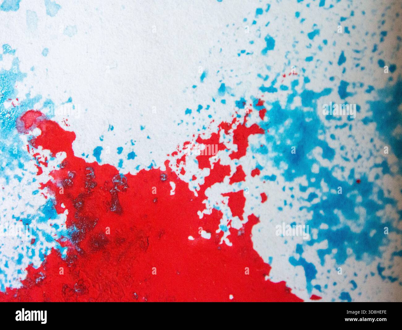 Primo piano di una carta con vernice ad acquerello rossa e blu. Foto Stock