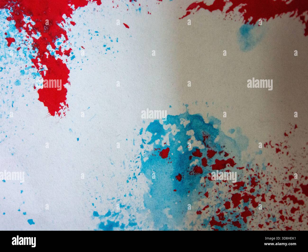 Primo piano di una carta con vernice ad acquerello rossa e blu. Foto Stock