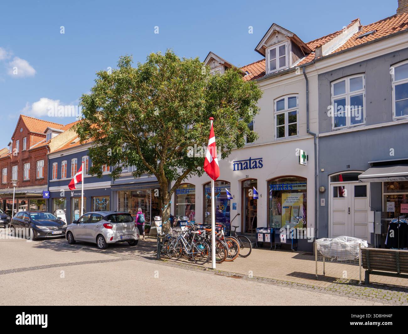 Negozio Matas con biciclette e bandiere danesi lungo Langegade nella città di Kerteminde, Funen, Danimarca meridionale Foto Stock