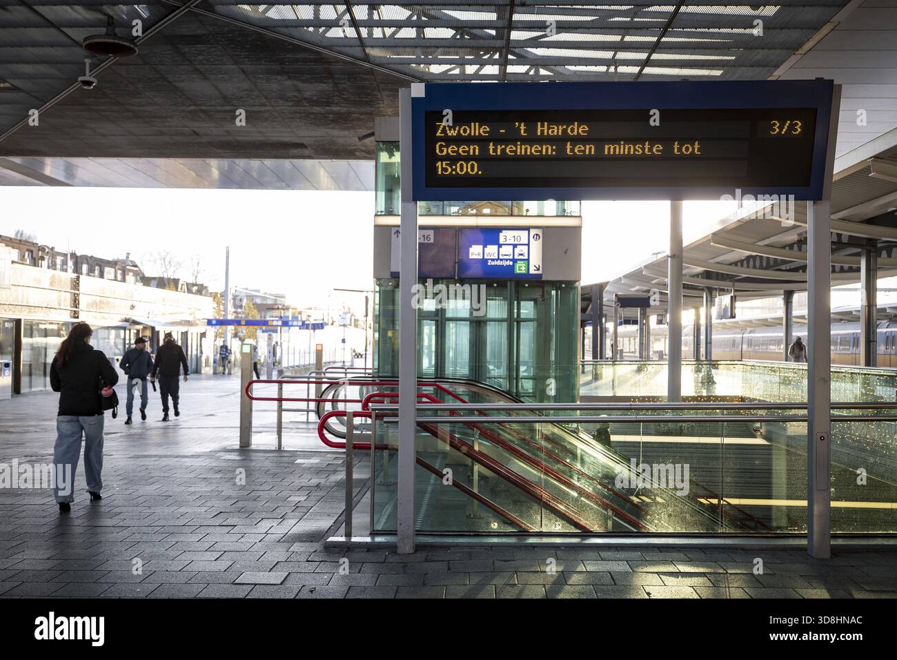 ZWOLLE - Banco informazioni alla stazione di Zwolle. I treni da e per i Paesi Bassi settentrionali viaggiano in modo significativamente inferiore a nessuno, riferisce ProRail. Il percorso tra Lelystad e Zwolle è chiuso dopo che i danni ai binari sono stati causati da un tentativo di furto di rame. Uscita ANP WOUTER DE WILDE netherlands - uscita belgio Foto Stock