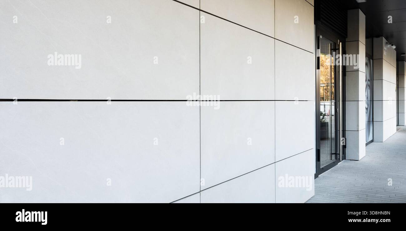 Parete esterna moderna con pannelli di rivestimento bianchi linee pulite e finitura architettonica liscia Foto Stock