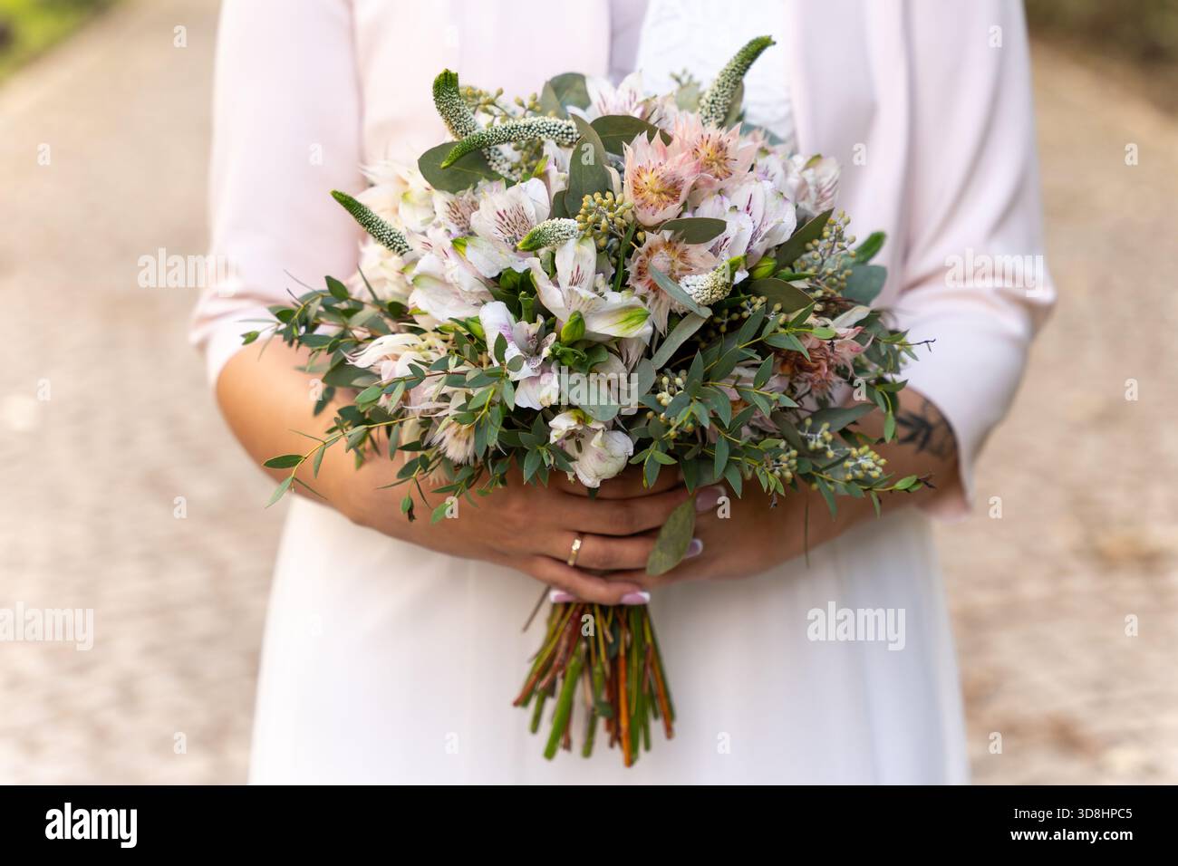 La sposa regala un elegante bouquet nuziale con fiori pastello morbidi per romantici temi di celebrazione Foto Stock