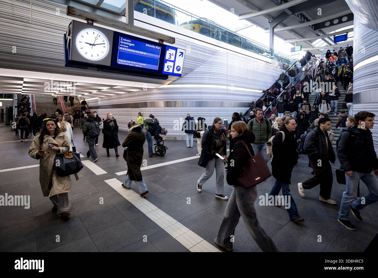 ZWOLLE - treno passeggeri alla stazione di Zwolle. Molti meno treni, se presenti, viaggiano da e per i Paesi Bassi settentrionali, riferisce ProRail. Il percorso tra Lelystad e Zwolle è chiuso dopo che i danni ai binari sono stati causati da un tentativo di furto di rame. Uscita ANP WOUTER DE WILDE netherlands - uscita belgio Foto Stock