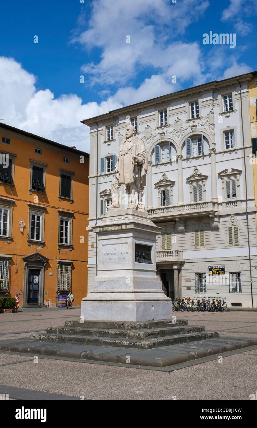 Italia: Giuseppe Garibaldi (Nizza, 4 luglio 1807 – Caprera, 2 giugno 1882), generale, politico e nazionalista italiano, Piazza del Giglio, Lucca. La popolarità di Garibaldi, l'abilità nel far leva sulla gente comune e le sue imprese militari sono tutte accreditate per aver reso possibile l'unificazione dell'Italia. Fu anche un esempio globale del liberalismo rivoluzionario e del nazionalismo della metà del XIX secolo. È considerato, con Camillo Cavour, Vittorio Emanuele II e Giuseppe Mazzini, uno dei "padri della nazione" d'Italia. Foto Stock