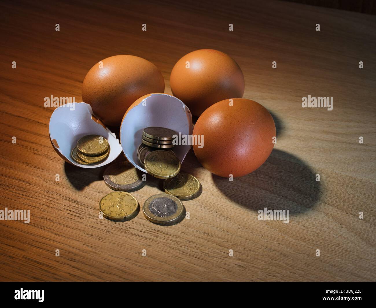 Risparmio sulle uova - le uova marroni incrinate rivelano monete in euro su un tavolo di legno, simboleggiando la crescita finanziaria, la ricchezza nascosta, gli investimenti e un nido sicuro Foto Stock