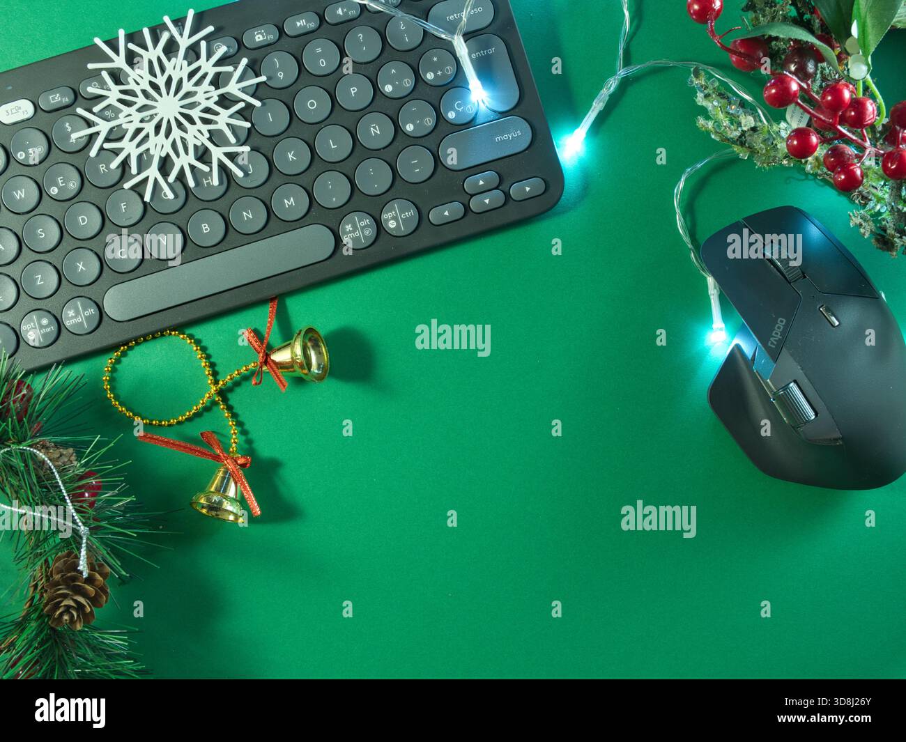 Allestimento per le feste con tastiera - tastiera per computer con decorazioni natalizie e luci fiabesche su sfondo verde vivace, Foto Stock