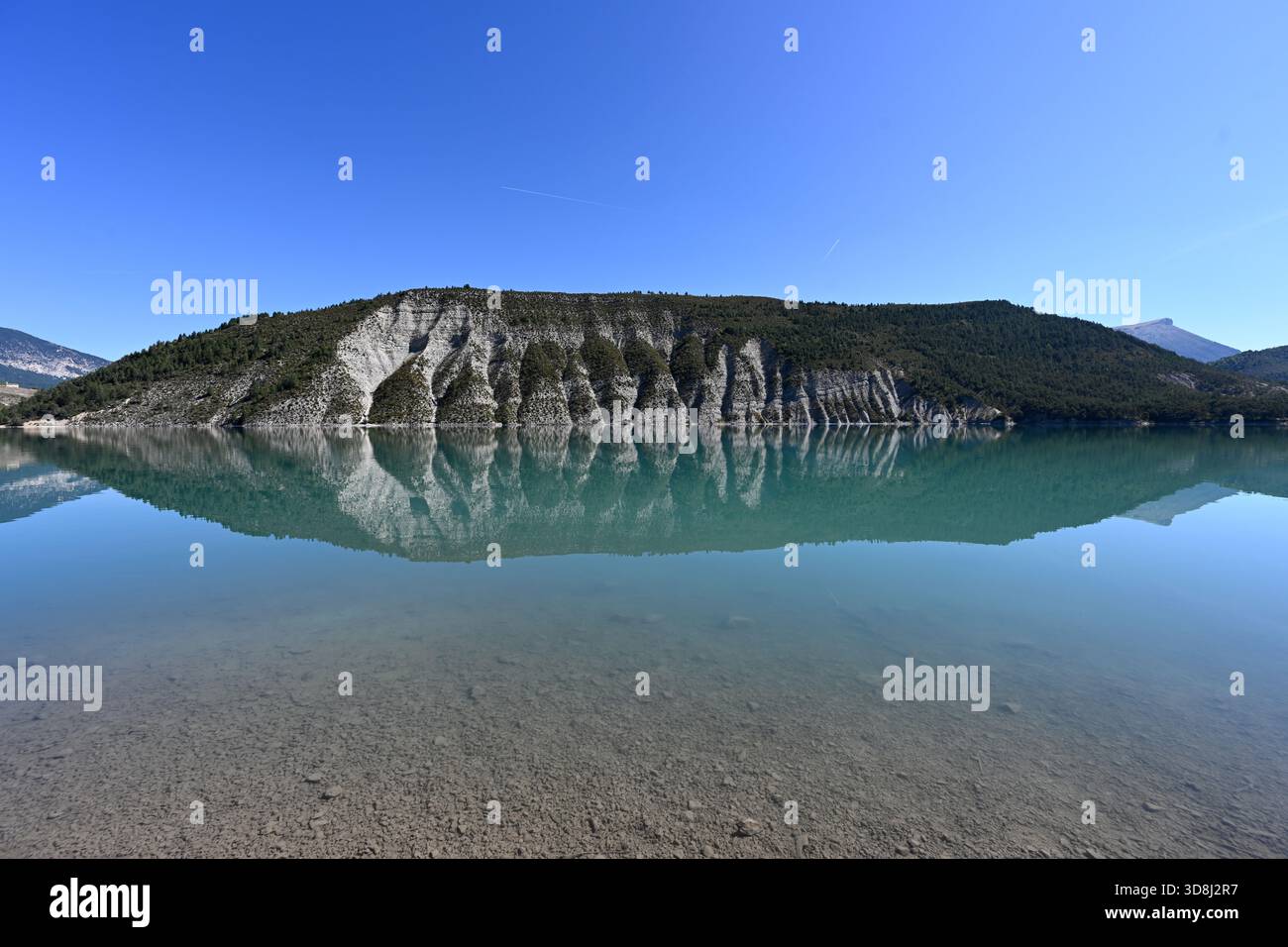 Vista panoramica o panoramica dei riflessi delle immagini a specchio sul lago Castillon perfettamente fermo o tranquillo nel Parco regionale della Gola di Verdon Provenza Francia Foto Stock