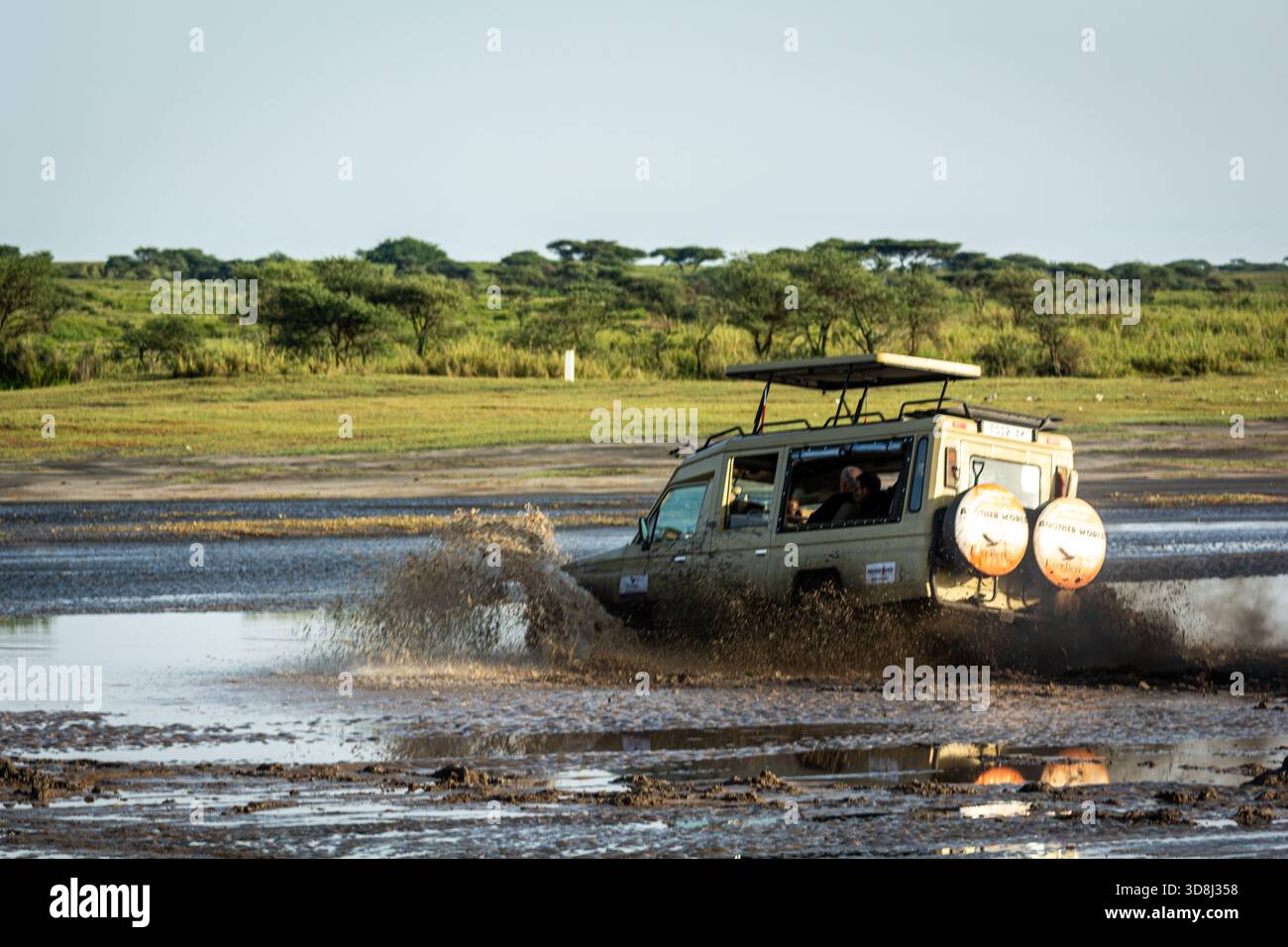 Dopo una grande discesa, abbiamo attraversato un fiume ad alta velocità per assicurarci che il veicolo non rimanesse incastrato nel fango profondo. Foto Stock