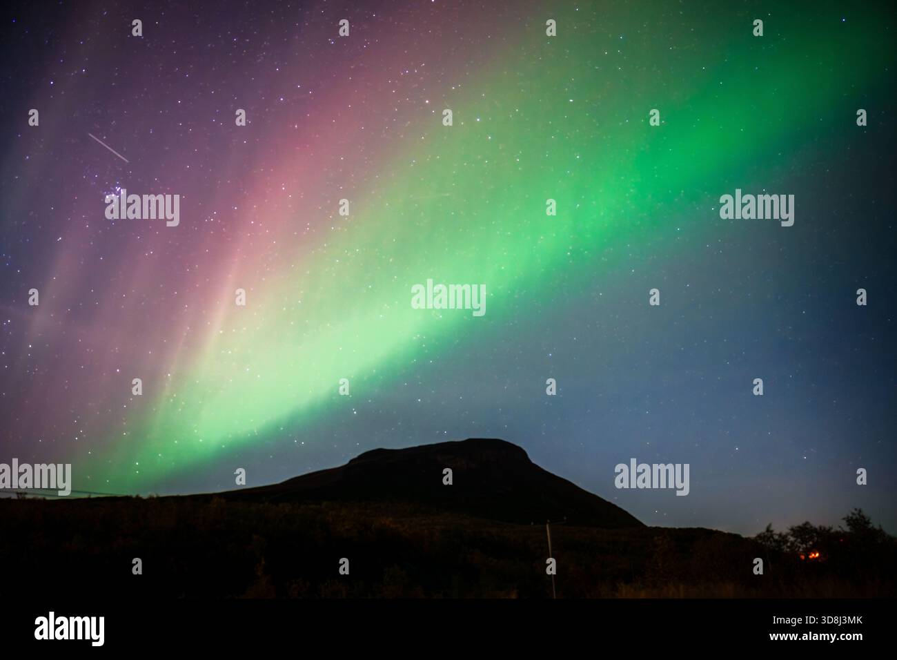 Aurora boreale nel cielo notturno sopra Saana a Kilpisjärvi in Finlandia Foto Stock