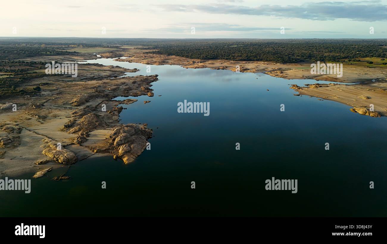 Terreno aereo simile a un deserto e acque blu-verdastro al lago artificiale Almendra in Spagna Foto Stock