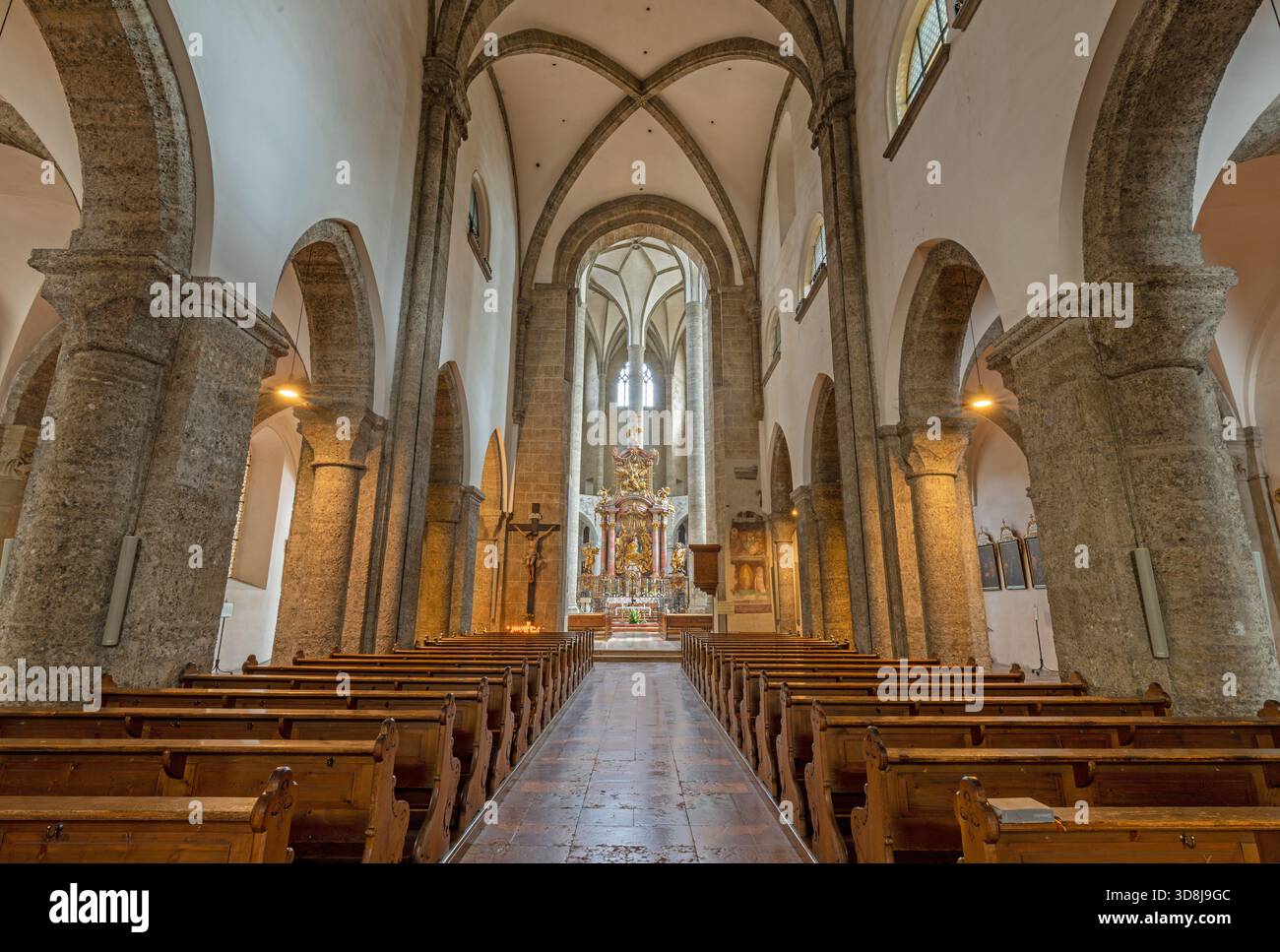 SALISBURGO, AUSTIRA - 7 SETTEMBRE 2025: La neeve della chiesa Franziskanerkirche Foto Stock