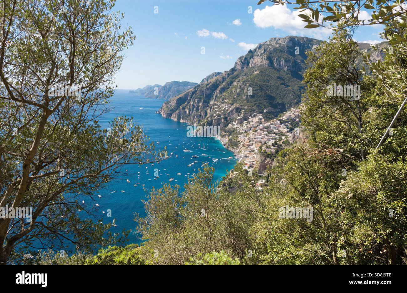 Positano - Costiera Amalfitana - la città con l'aspetto costiero dalla discesa dal sentiero degli dei - sentiero degli dei. Foto Stock