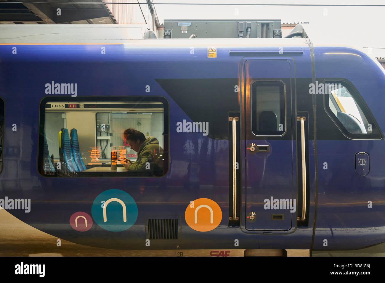 Treni Northern Rail alla stazione ferroviaria di York, North Yorkshire, Northern England, Regno Unito Foto Stock