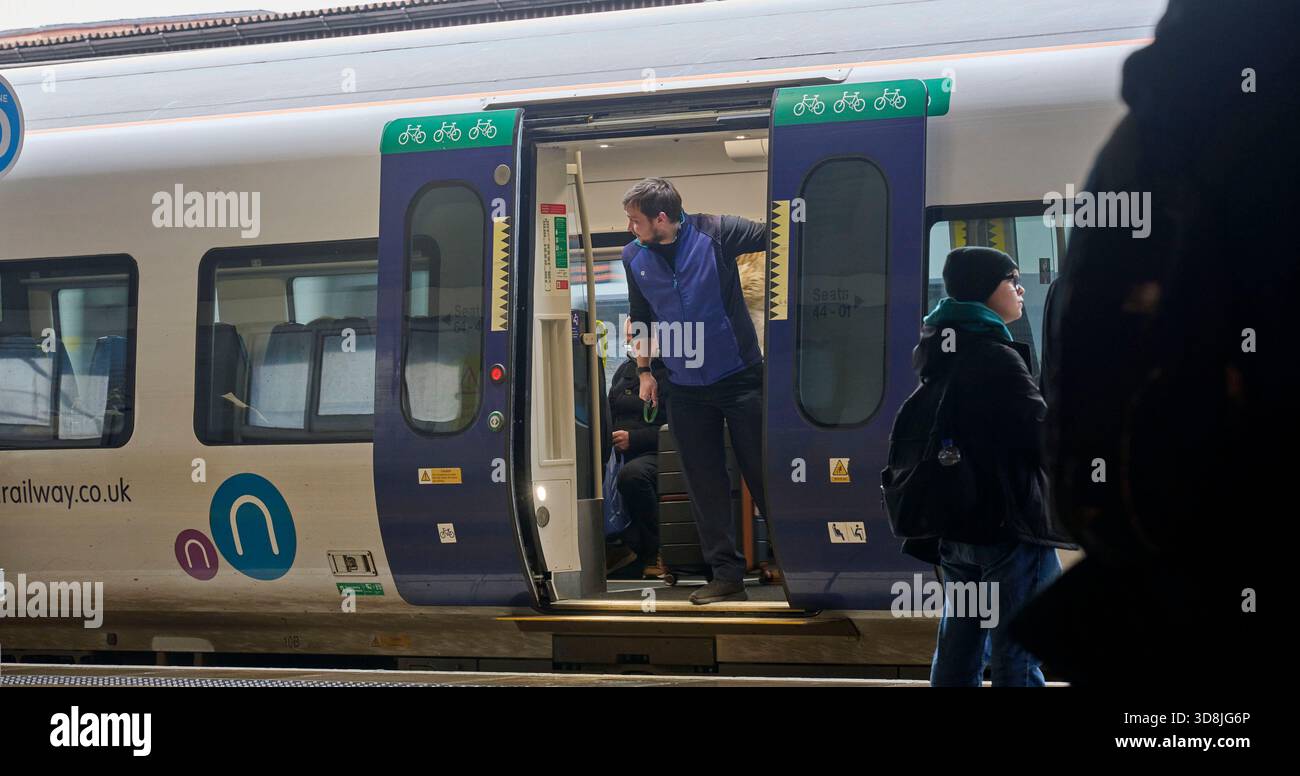 Treni Northern Rail alla stazione ferroviaria di York, North Yorkshire, Northern England, Regno Unito Foto Stock