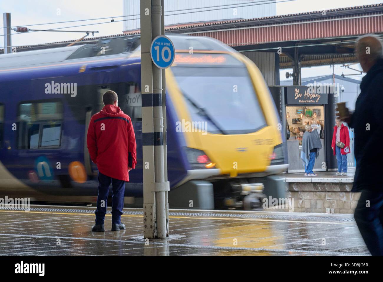 Treni Northern Rail alla stazione ferroviaria di York, North Yorkshire, Northern England, Regno Unito Foto Stock