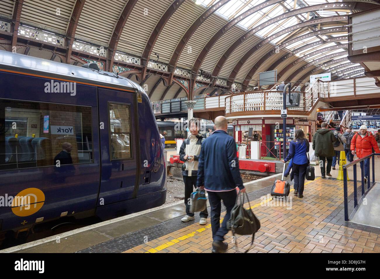 Treni Northern Rail alla stazione ferroviaria di York, North Yorkshire, Northern England, Regno Unito Foto Stock