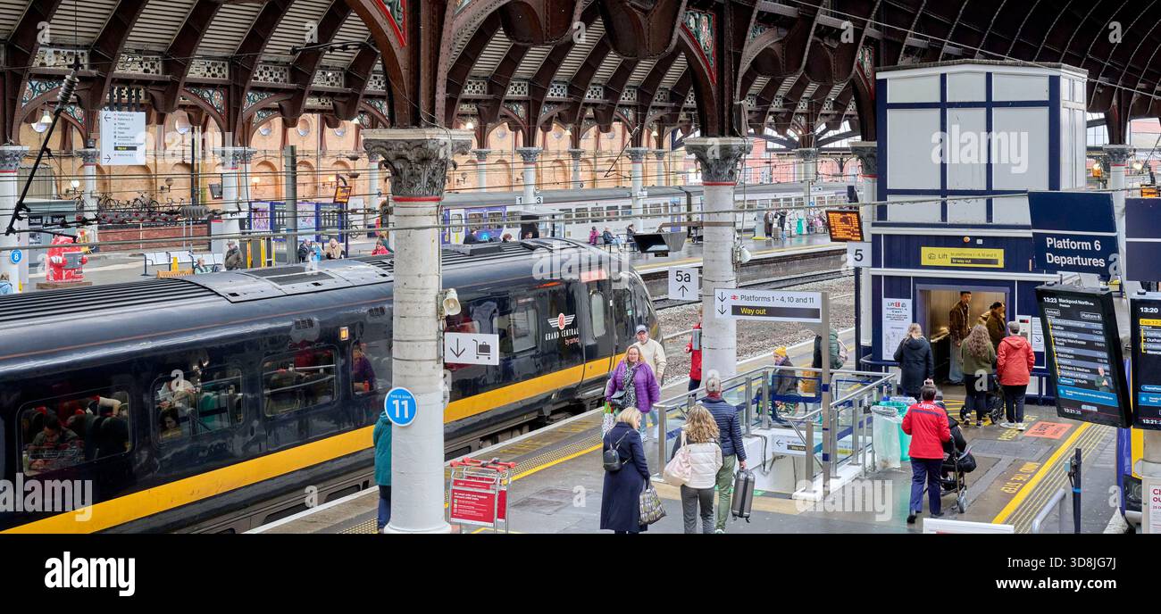 Grand Central Train alla stazione ferroviaria di York, North Yorkshire, Inghilterra settentrionale, Regno Unito Foto Stock