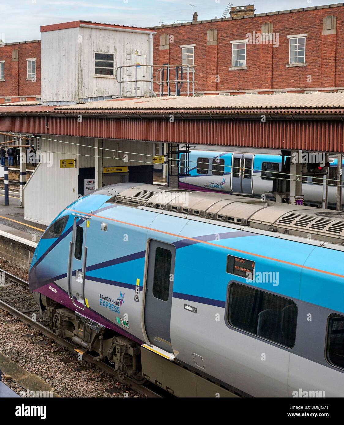 Il Trans Pennine Express si trova alla stazione ferroviaria di York, North Yorkshire, Northern England, Regno Unito Foto Stock