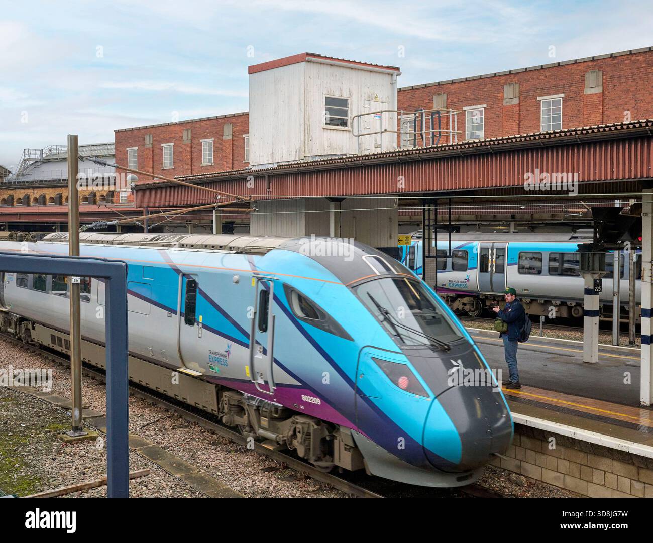 Il Trans Pennine Express si trova alla stazione ferroviaria di York, North Yorkshire, Northern England, Regno Unito Foto Stock