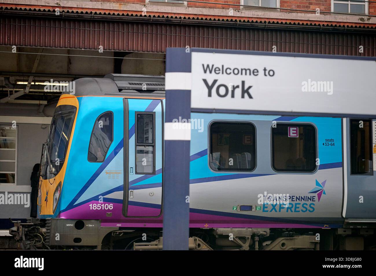 Il Trans Pennine Express si trova alla stazione ferroviaria di York, North Yorkshire, Northern England, Regno Unito Foto Stock