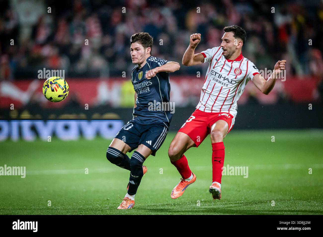 Fran García (Real Madrid CF) e Iván Martín (Girona FC) visti in azione durante la Liga EA Sports match tra Girona FC e Real Madrid all'Estadi Municipal de Montilivi. Punteggio finale: Girona FC 1 - 1 Real Madrid. (Foto di Felipe Mondino / SOPA Images/Sipa USA) Foto Stock