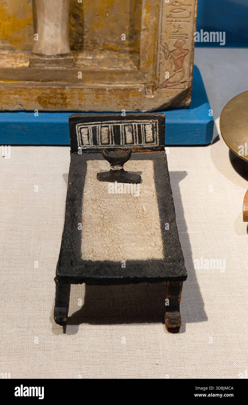 Egitto, Aeroporto del Cairo, Museo Terminal 3: Modelli in miniatura, un letto e un poggiatesta. Foto Stock