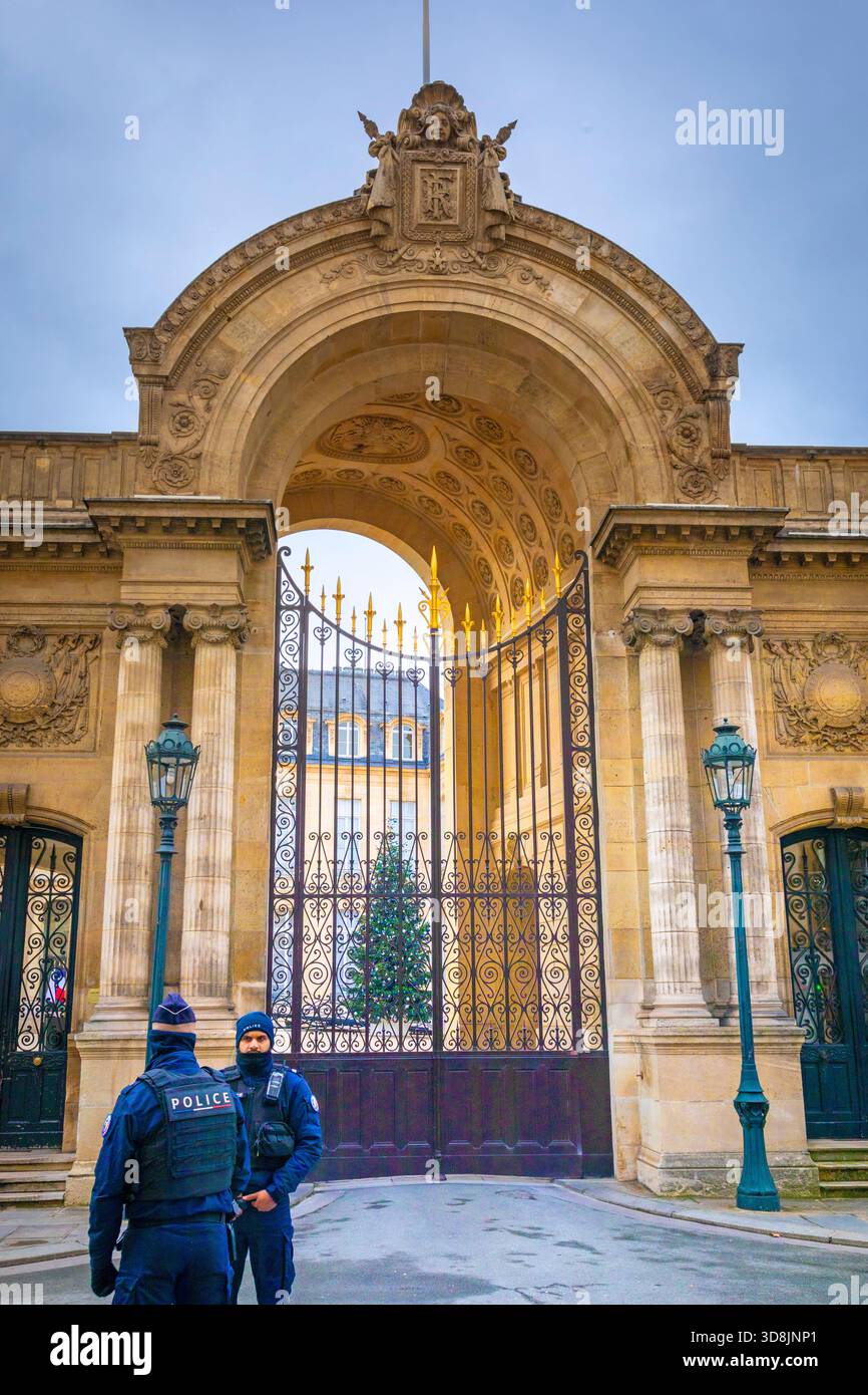 Francia, ile-de-France, Parigi, il Palazzo elysee con l'albero di Natale dietro le porte sullo sfondo Foto Stock