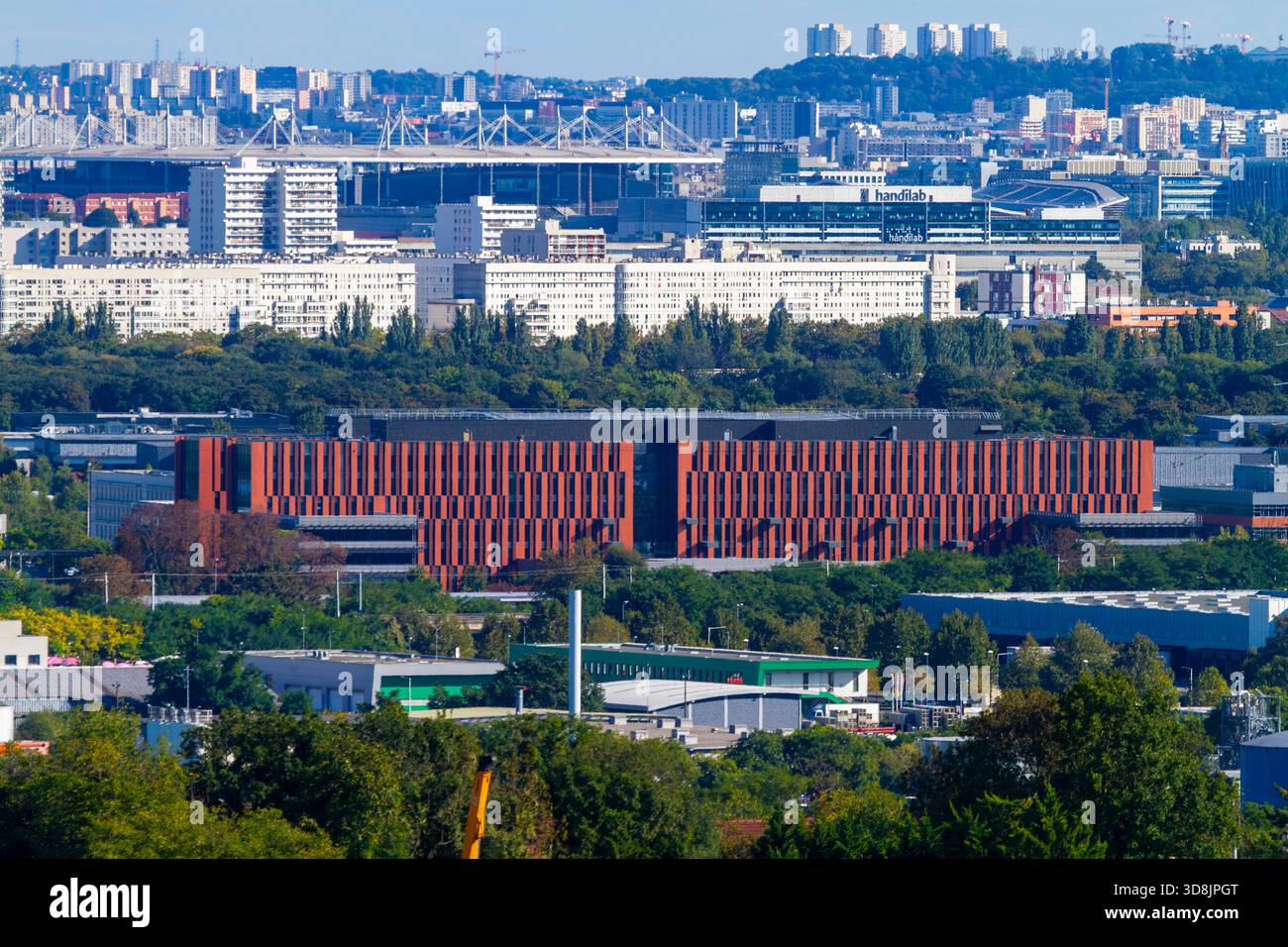 Francia, ile-de-France, Parigi. L'atrio. Ex quartier generale di Groupe Up, pranzo con check-in a Gennevilliers, con lo Stade de France sullo sfondo. Foto Stock