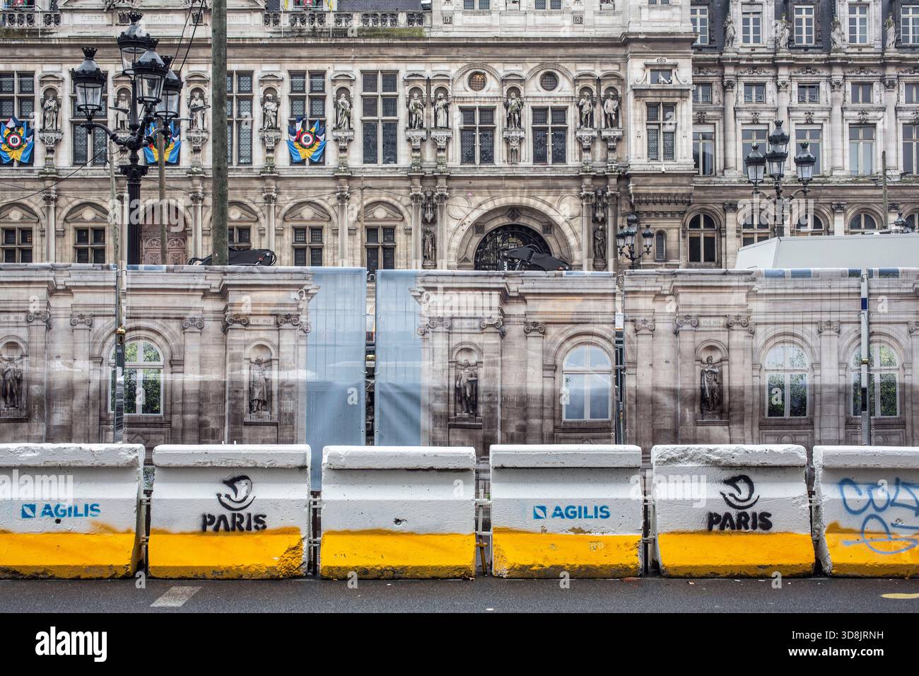 Francia, Parigi, 75, 4° arrondissement, Hotel de Ville, barriere in calcestruzzo erette durante la costruzione del luogo, dicembre 2024. Foto Stock