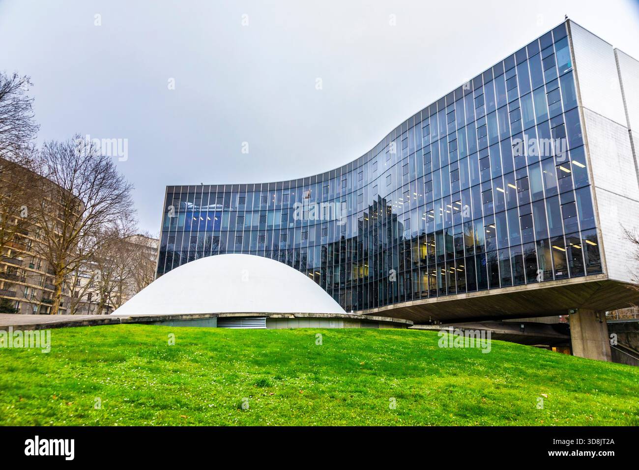 Francia, Ile-de-France, Parigi. 19° arrondissement, Place du Colonel, Fabien, Espace Niemeyer. Centro municipale. PCF. Partito comunista francese Foto Stock