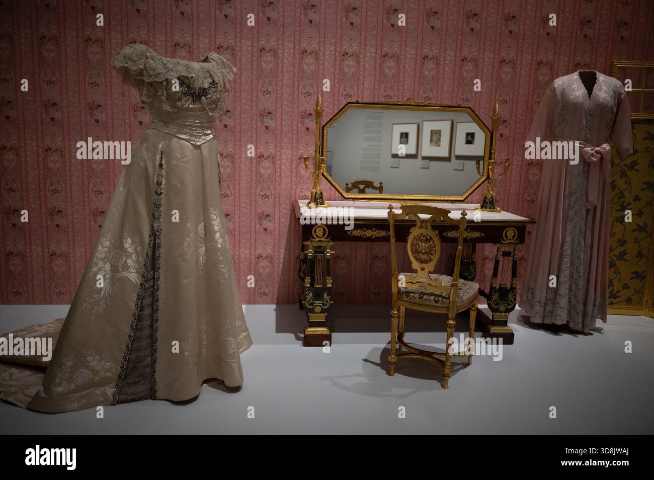 Vista della mostra "Victoria Eugenia" alla Galleria delle collezioni reali del Palazzo reale di Madrid, 1 dicembre 2025, Spagna Foto Stock