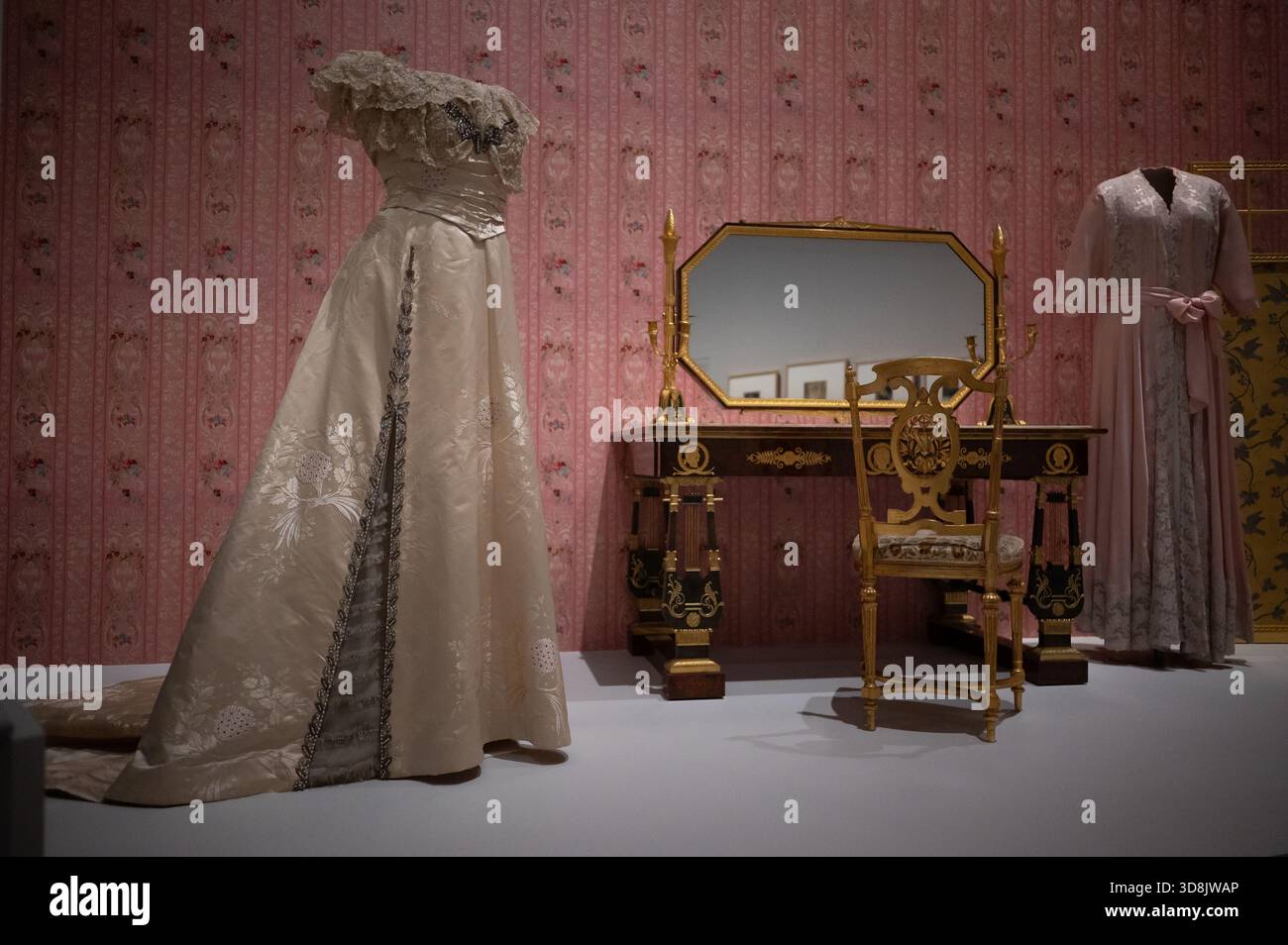 Vista della mostra "Victoria Eugenia" alla Galleria delle collezioni reali del Palazzo reale di Madrid, 1 dicembre 2025, Spagna Foto Stock