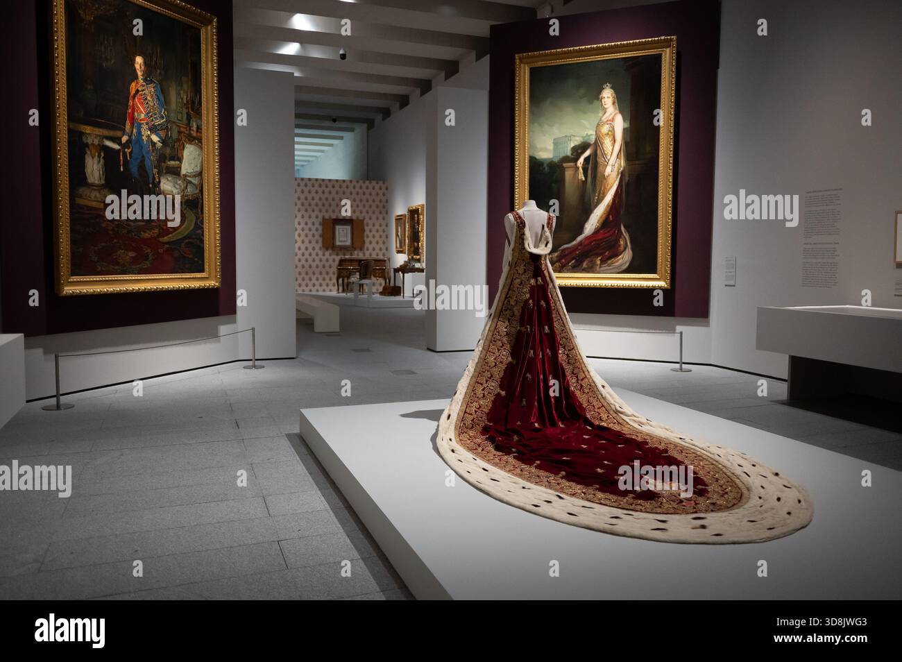 Vista della mostra "Victoria Eugenia" alla Galleria delle collezioni reali del Palazzo reale di Madrid, 1 dicembre 2025, Spagna Foto Stock