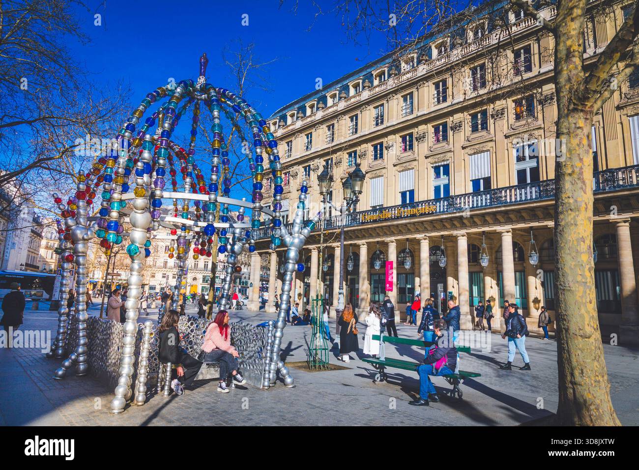 Francia, ile-de-France, Parigi, primo arrondissement. Chiosco dei gufi notturni di Jean-Michel Othoniel, Place Colette, stazione della metropolitana Palais Royal Foto Stock